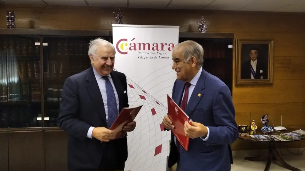 El presidente del Consejo Regulador, Juan Gil de Araujo, y el de la C&aacute;mara de Comercio, Jos&eacute; Garc&iacute;a Costas, firmaron el convenio.