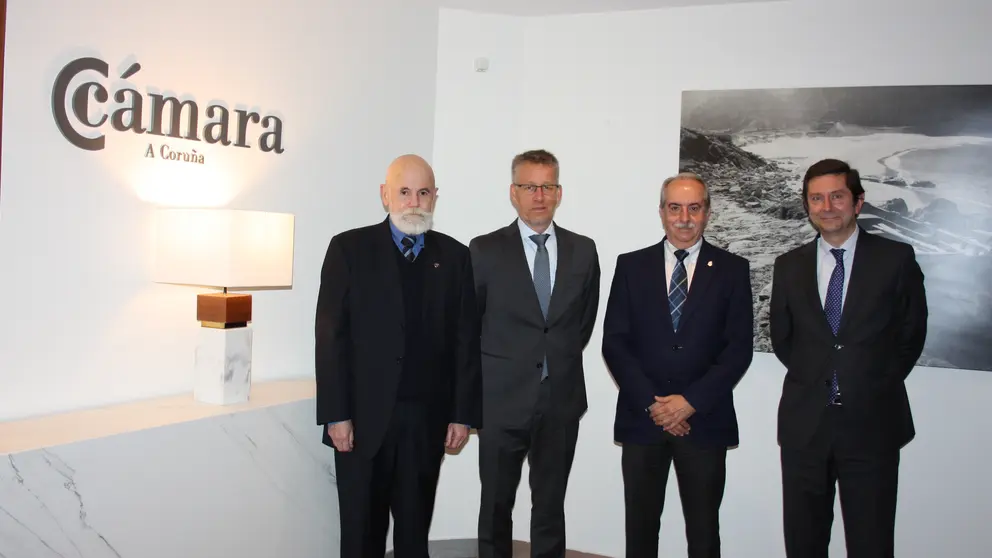 El embajador de Suecia y el c&oacute;nsul en A Coru&ntilde;a, junto al presidente de la C&aacute;mara y su director general.