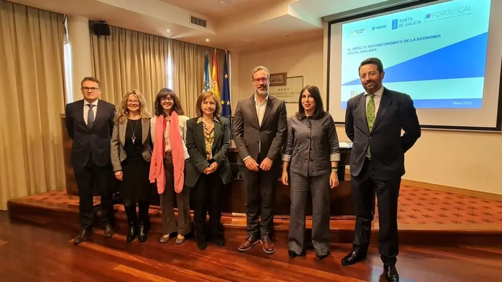 El presidente de ForoEsGal, las tres autoras del estudio, los representantes de Cajamar y CaixaRural y la conselleira de Emprego e Igualdade.