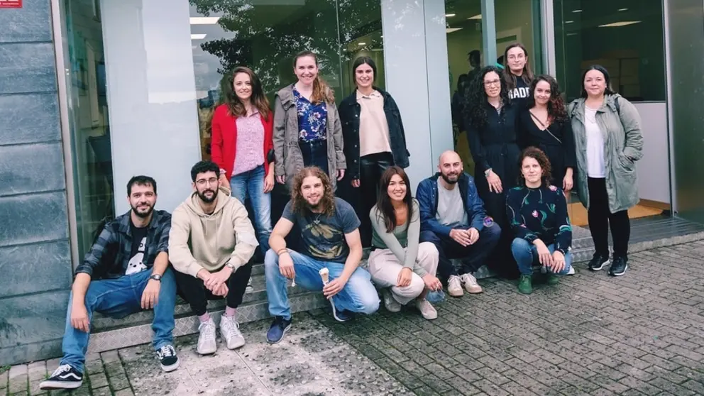 Equipo de AllGenetics, frente a la sede de la compa&ntilde;&iacute;a en Oleiros.