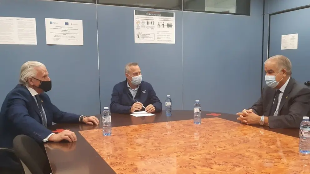 Jos&eacute; Manuel Fern&aacute;ndez Alvari&ntilde;o y Jos&eacute; Garc&iacute;a Costas, en representaci&oacute;n de la C&aacute;mara, se reunieron con el director de Stellantis Vigo, Ignacio Bueno (centro).