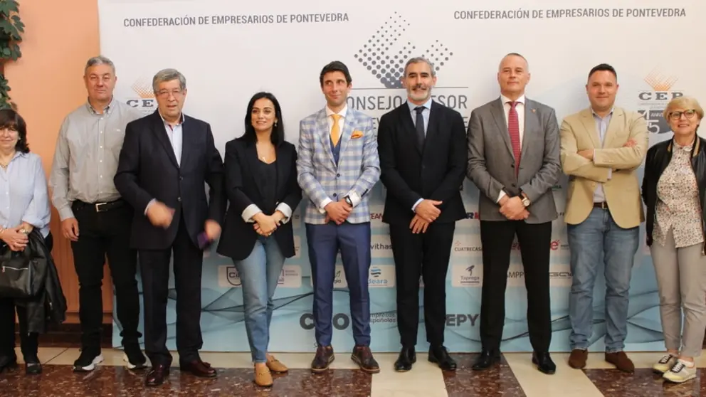 Nueva directiva de la Federaci&oacute;n de Comercio de Pontevedra, junto a los presidentes de la FCG y CEP y al director xeral de Comercio e Consumo.