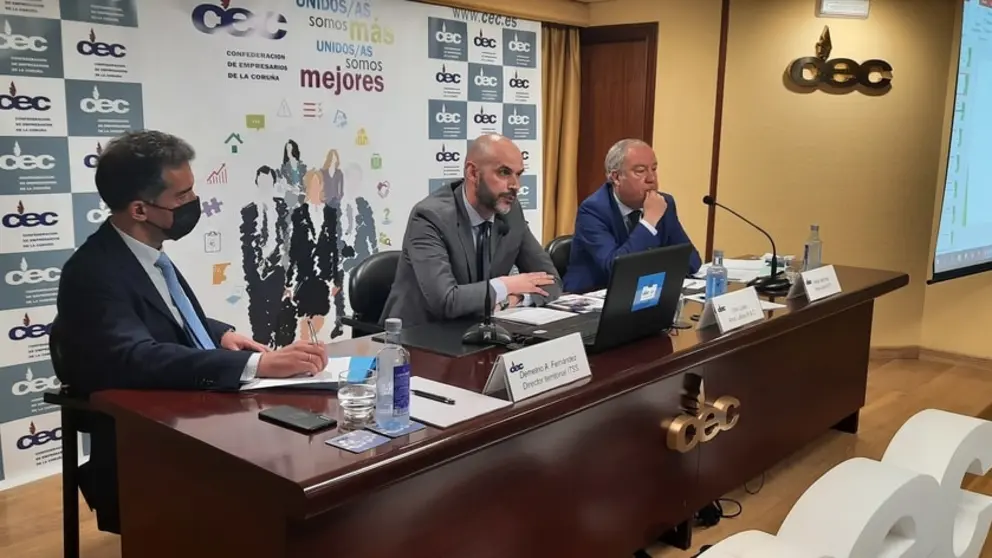 Jornada informativa sobre la reforma laboral en la sede de la CEC en A Coru&ntilde;a.