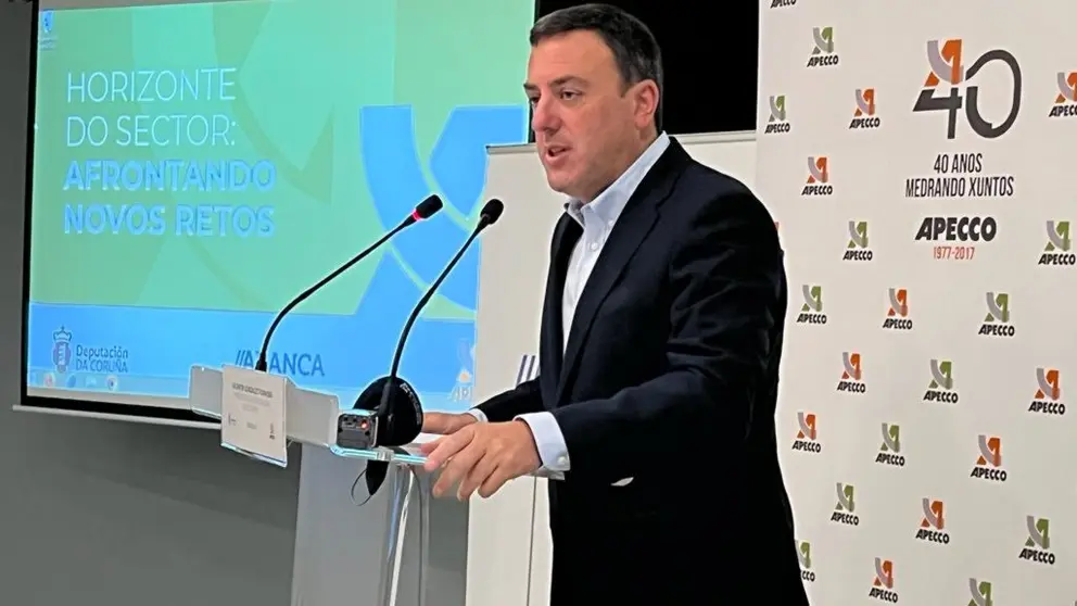 O presidente da Deputaci&oacute;n da Coru&ntilde;a, Valent&iacute;n Gonz&aacute;lez, no foro de Apecco.