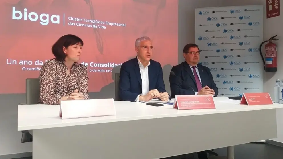 Carme Pamp&iacute;n, Francisco Conde y Julio Abalde, en la clausura de la asamblea de Bioga.