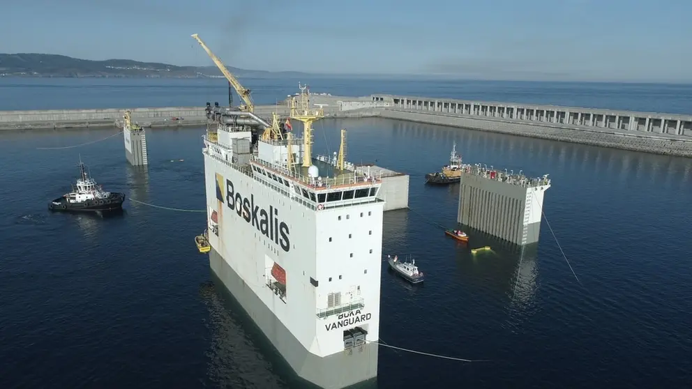 Operaci&oacute;n de carga de los cajones de hormig&oacute;n en el buque en Punta Langosteira.