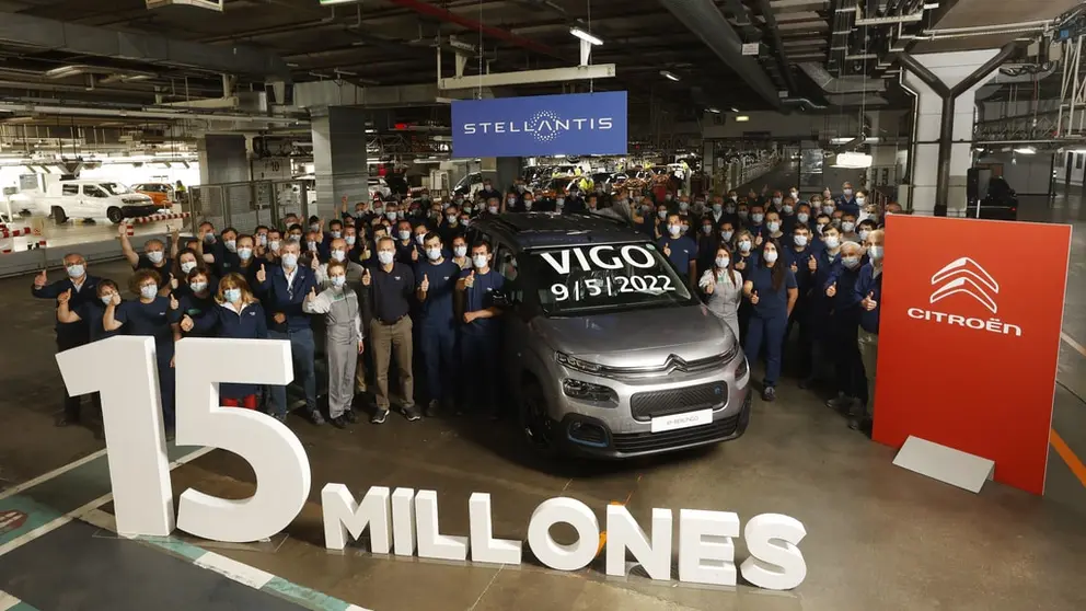 Foto de familia de directivos y trabajadores de Stellantis Vigo con el Citroen Berlingo que es el veh&iacute;culo 15 millones fabricado en la planta.