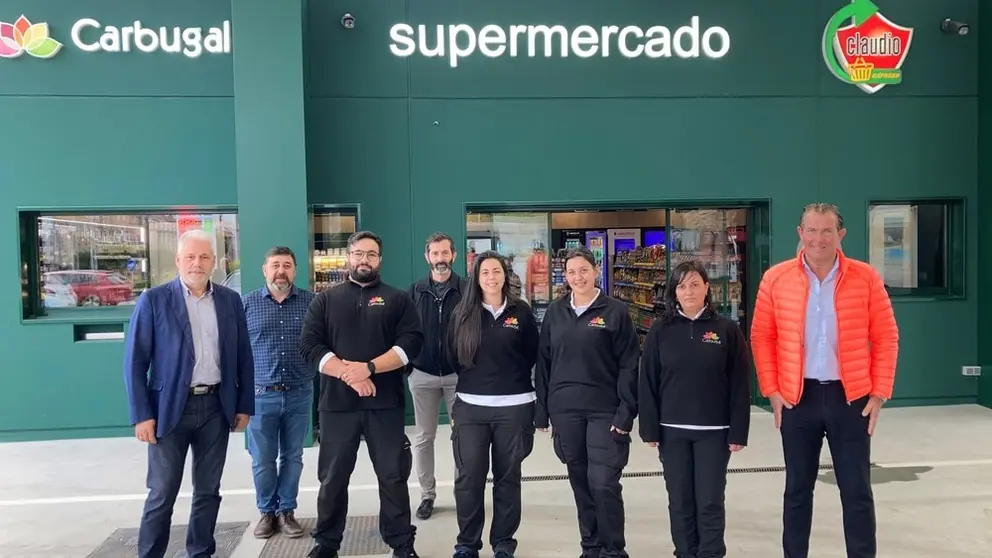 Responsables de Gadisa retail, Carbugal y Claudio Express, en la apertura del establecimiento de Meicende (Arteixo).