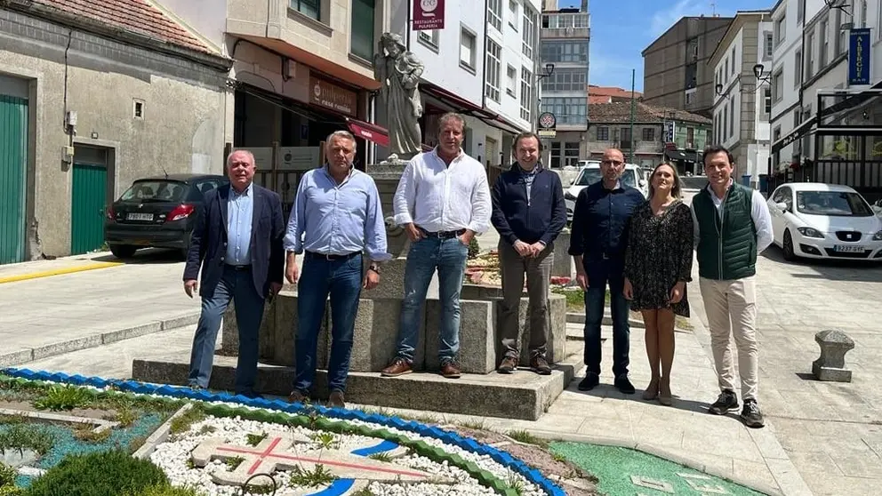 Miembros de la junta directiva de Fearmaga junto al alcalde de Palas de Rei, Pablo Taboada.