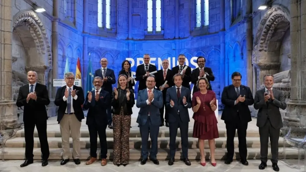 Los ganadores de los Premios Galicia Segura 2022 junto a las autoridades presentes en el acto.