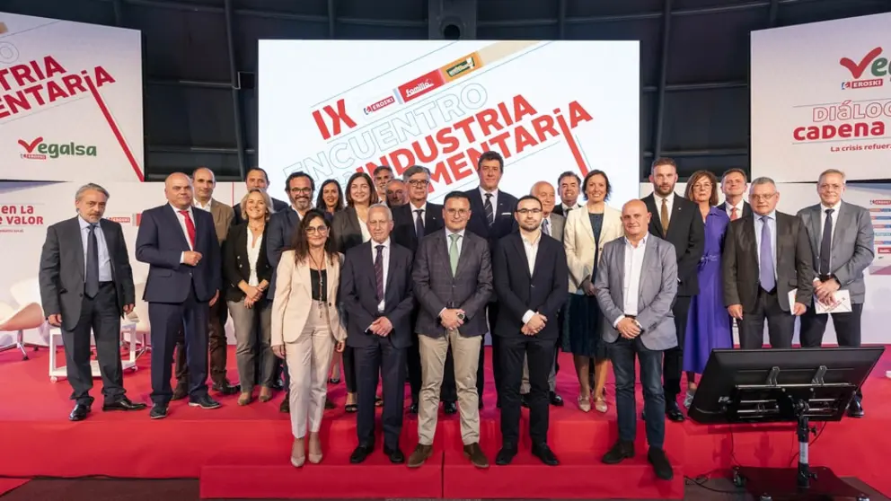Foto de familia de los asistentes al IX Encuentro con la Industria Alimentaria de Vegalsa-Eroski en A Coru&ntilde;a.