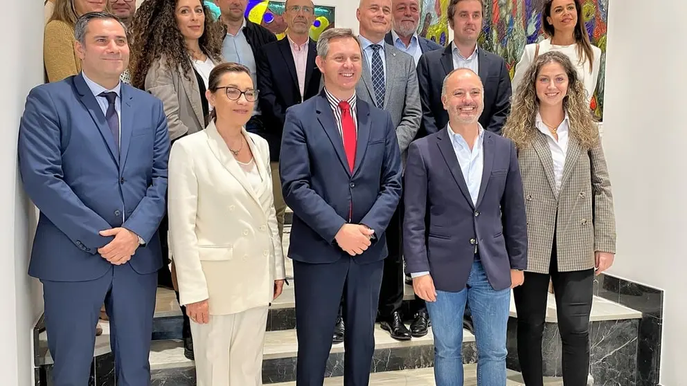 En primera fila, la subdelegada del Gobierno en Pontevedra, Maica Larriba, el delegado del Gobierno en Galicia, Jos&eacute; Mi&ntilde;ones, y el delegado de Zona Franca, David Regades, junto a pymes y agentes digitalizadores de INEO.