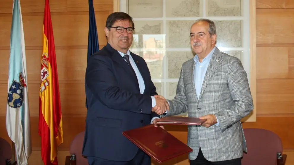 Julio Abalde, rector de la UDC, y Antonio Couceiro, presidente de la C&aacute;mara de A Coru&ntilde;a.