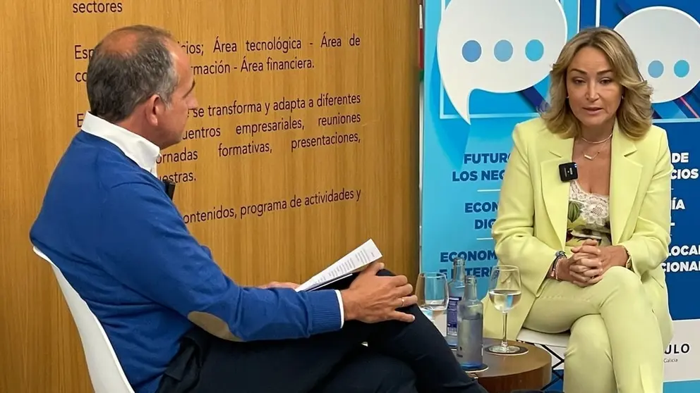 Andr&eacute;s Alonso y Marian Mouri&ntilde;o, en un momento de la conversaci&oacute;n, desarrollada en C&iacute;rculo de Empresarios de Galicia.
