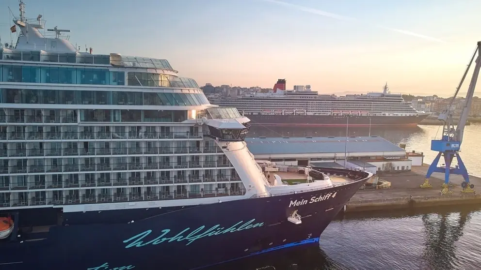 Un crucero atracado en el Puerto de A Coru&ntilde;a.