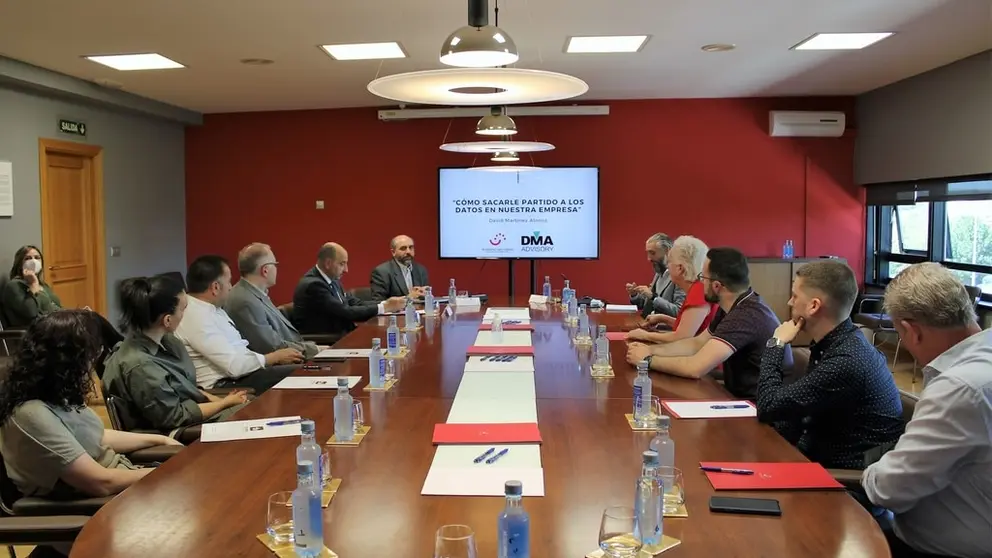 Asistentes a la jornada sobre los datos en el entorno empresarial en la sede de la Asociaci&oacute;n de Empresarios del Pol&iacute;gono de San Cibrao.