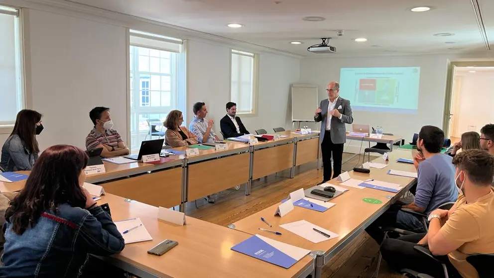 38 directivos de 24 empresas del sector, participan en el
Programa de Mejora de la Eficiencia Directiva del Cl&uacute;ster da Madeira.