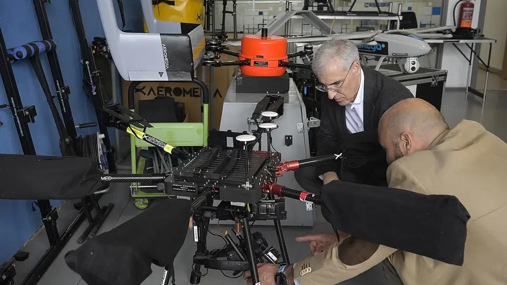 Francisco Conde observando un dron en Aeromedia.