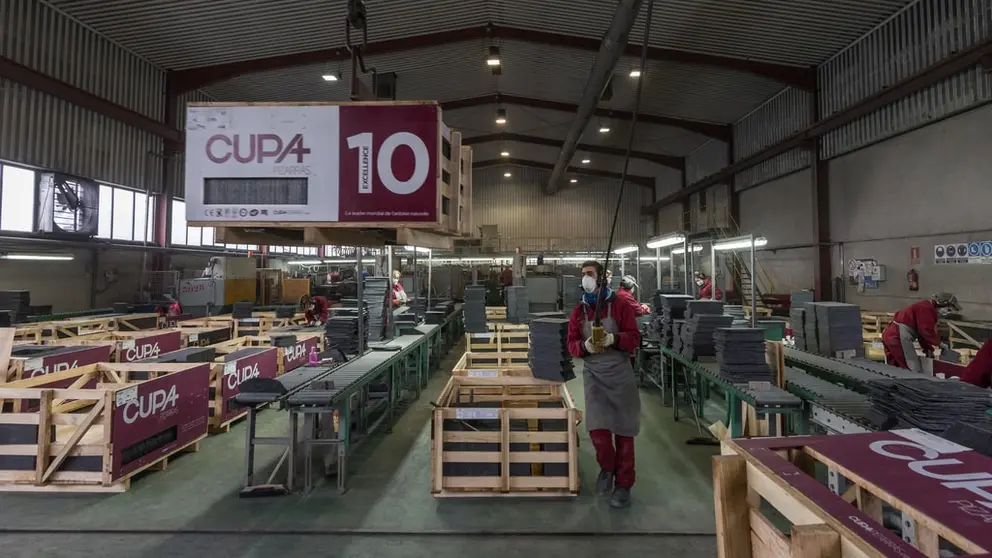 Producci&oacute;n de pizarra en una f&aacute;brica de Cupa Group./MANUEL RGUEZ. FDEZ.