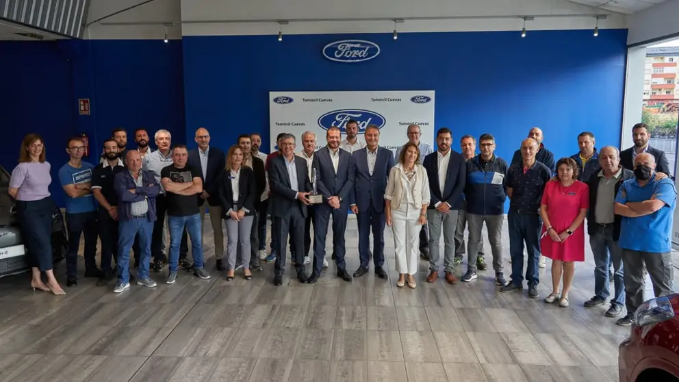 Directivos y empleados de Tom&oacute;vil, junto al director general de Ford Espa&ntilde;a, en la entrega del "Chairman Award" en el concesionario de Ourense.