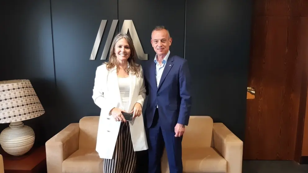 La decana del Colegio de Economistas de Pontevedra, Lucy Amigo, y el director de Abanca en Vigo, Walter &Aacute;lvarez.
