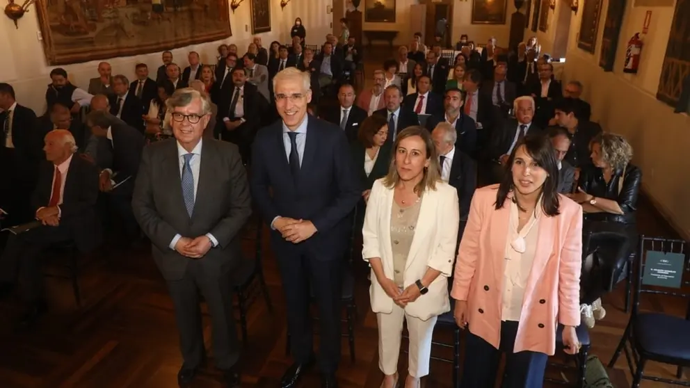 En primer t&eacute;rmino, Juan Vieites, Francisco Conde, &Eacute;thel V&aacute;zquez y Mar&iacute;a Jes&uacute;s Lorenzana, en la asamblea general de la CEG.