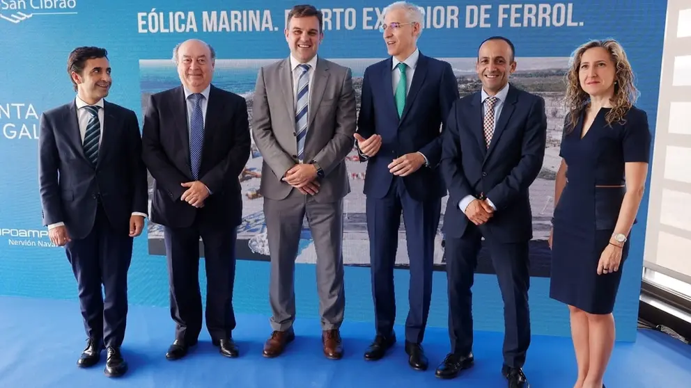 Autoridaes y directivos de Nervi&oacute;n Naval-Offshore en la presentaci&oacute;n del proyecto de planta de ensamblaje en el Puerto Exterior de Ferrol.