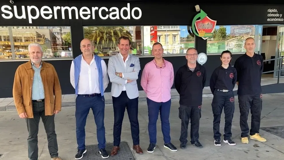 Representantes de Gadisa retail,  Claudio Express y la estaci&oacute;n de servicio, en la inauguraci&oacute;n del supermercado.