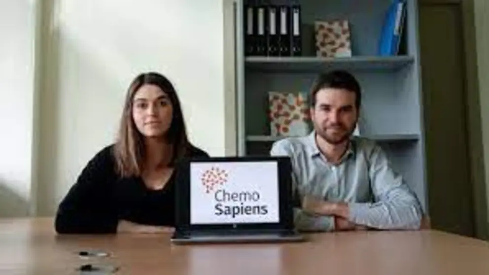 Haxel Ozores, fundador y CEO de ChemoSapiens, y Laura Fernandez, del equipo de la compa&ntilde;&iacute;a.