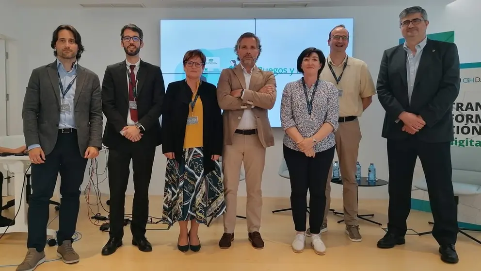 El presidente de DATAlife, Pablo &Aacute;lvarez Freire (centro), acompa&ntilde;ado de Roc&iacute;o Mosquera (a su derecha), vocal del Hub; de Carme Pamp&iacute;n (a su izquierda), tesorera de DATAlife; y de otros miembros de la junta directiva.