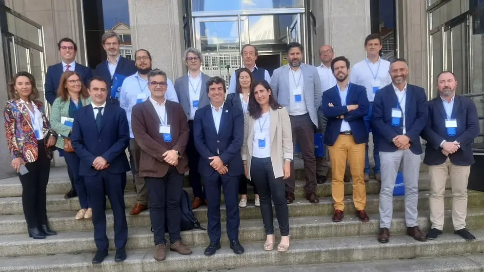 Representantes del Cl&uacute;ster da Funci&oacute;n Lox&iacute;stica junto al presidente de la Autoridad Portuaria de A Coru&ntilde;a.