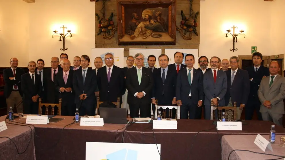 Miembros del consejo asesor de la CEG junto a su presidente, el conselleiro de Facenda e Administraci&oacute;n P&uacute;blica y el presidente del ICO.