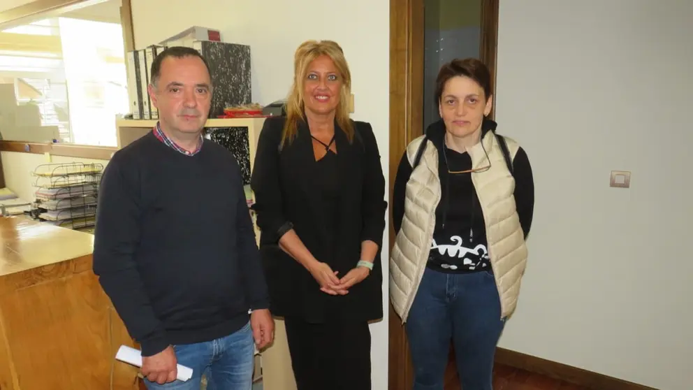 La gerente de SEA, Beatriz Sestayo, entre los propietarios de Embutidos Hermelino, Hermelino Javier Sixto y Maricarmen Trigo.