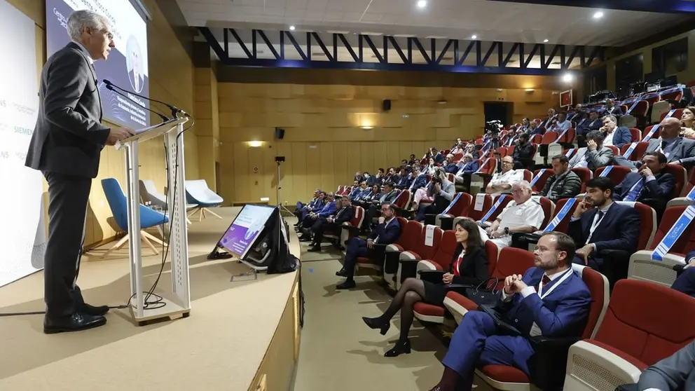 El vicepresidente primero, Francisco Conde, en su intervenci&oacute;n en la jornada celebrada en el Cesena.