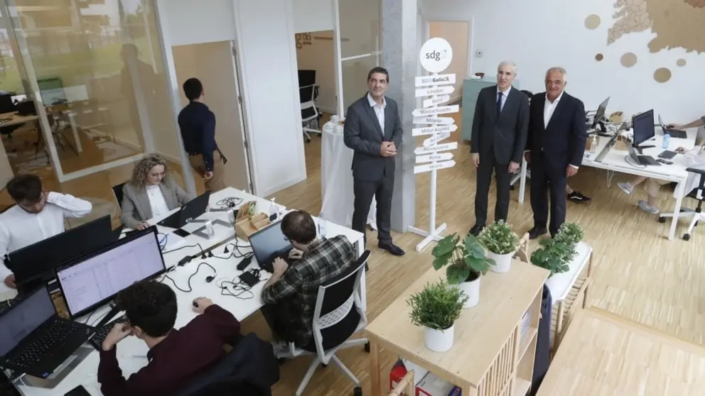 El vicepresidente primero de la Xunta, Francisco Conde, junto a los directivos de SDG Grupo, y Antonio Torrado, en la sede de Santiago.