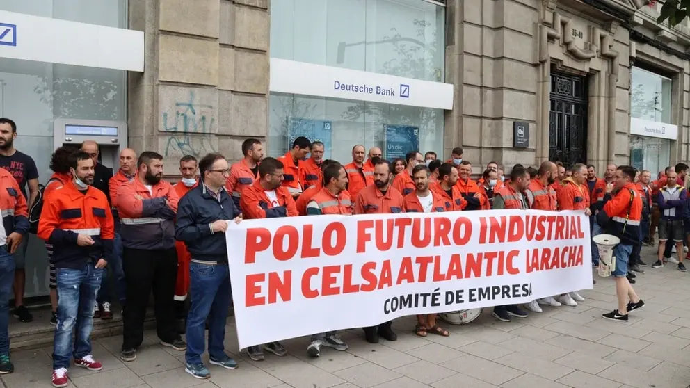 Protesa del comit&eacute; de empresa de Celsa Atlantic Laracha frente a oficinas de Deutsche Bank en A Coru&ntilde;a.