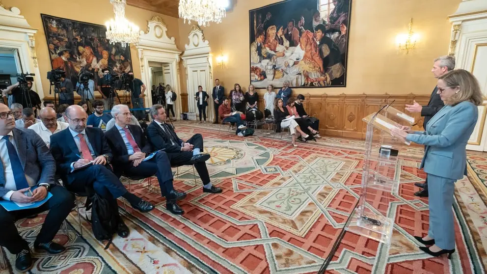Comparecencia de Alfonso Rueda y Nadia Calvi&ntilde;o despu&eacute;s de su reuni&oacute;n en Santiago./D.CABEZ&Oacute;N.