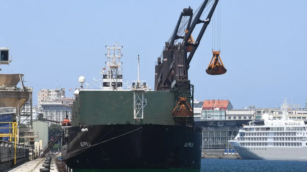 Descarga de ma&iacute;z ucraniano del buque &ldquo;Alppila&rdquo; en el muelle de San Diego del Puerto de A Coru&ntilde;a.
