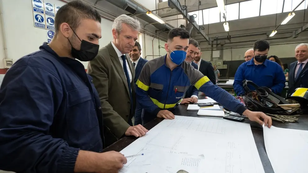 El presidente de la Xunta, Alfonso Rueda, en su visita al CIFP Someso de A Coru&ntilde;a./DAVID CABEZ&Oacute;N.