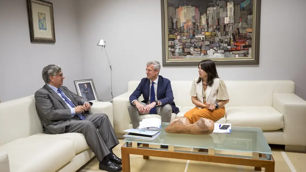 El presidente de la CEG, Juan Manuel Vieites, el presidente de la Xunta, Alfonso Rueda, y la conselleira de Promoci&oacute;n do Emprego, Mar&iacute;a Jes&uacute;s Lorenzana.