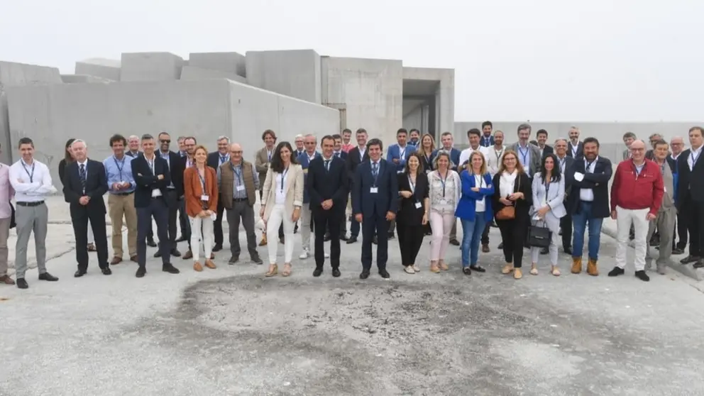 Los participantes en el Foro de Clientes del Puerto de A Coru&ntilde;a, en su visita a Punta Langosteira.