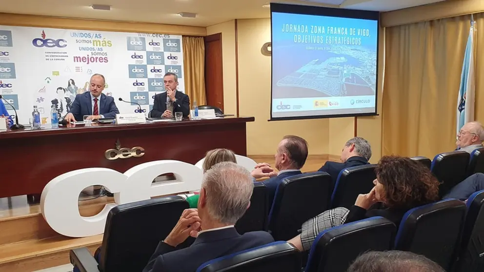 Mesa de di&aacute;logo con Carmen Lence, David Regades y Roberto Tojeiro, en la jornada celebrada en la CEC.