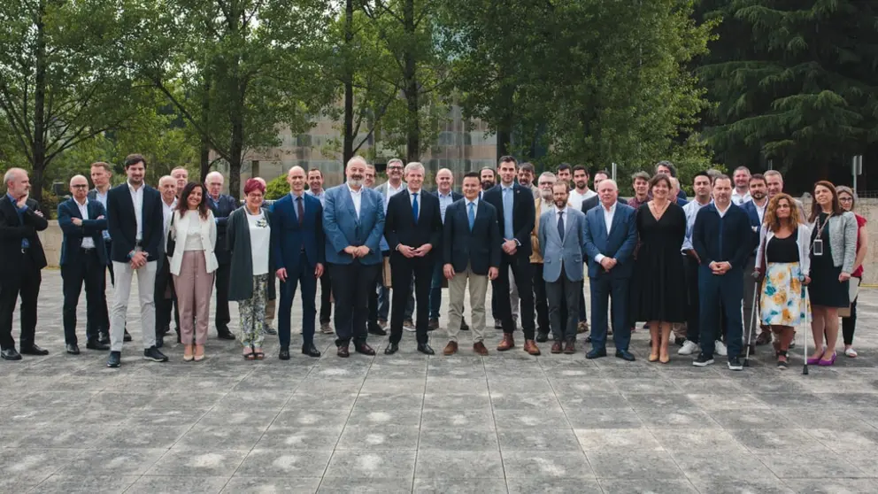 Foto de los miembros del Cl&uacute;ster da Madeira e o Dese&ntilde;o junto al presidente de la Xunta.