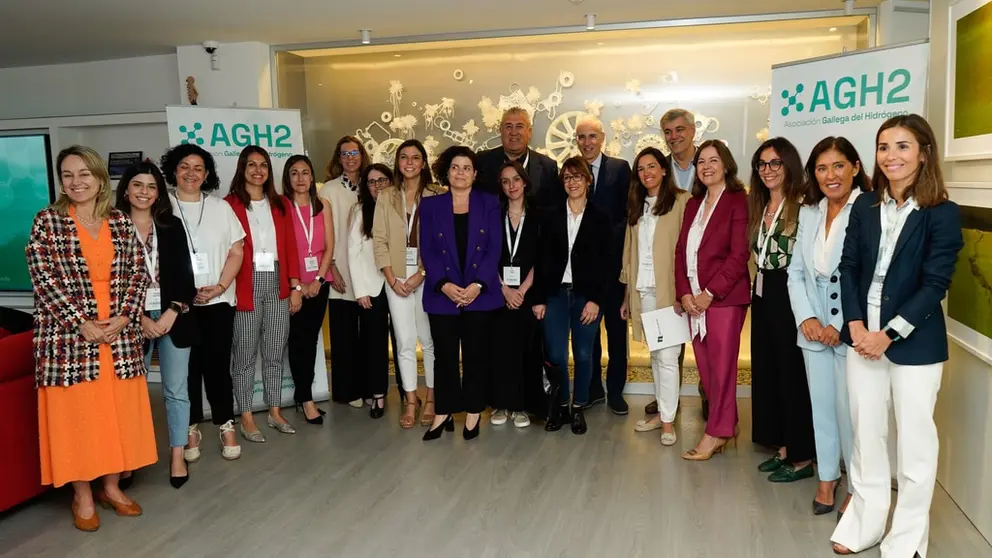 El vicepresidente primero de la Xunta, junto a las participantes en la jornada de la Asociaci&oacute;n Gallega del Hidr&oacute;geno.