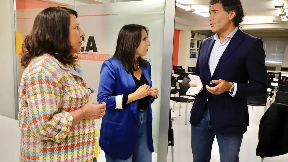 La conselleira Mar&iacute;a Jes&uacute;s Lorenzana, con el presidente de la Federaci&oacute;n Comarcal de Empresarios de Arousa (Feca), Jos&eacute; Luis Vilanova.