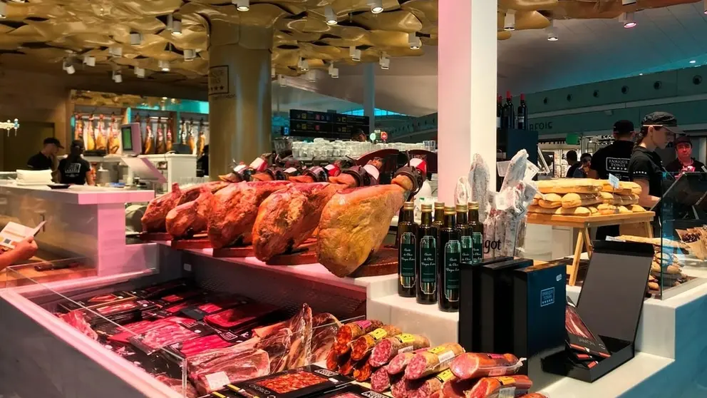 Espacio de restauraci&oacute;n de Enrique Tom&aacute;s en el aeropuerto de El Prat.