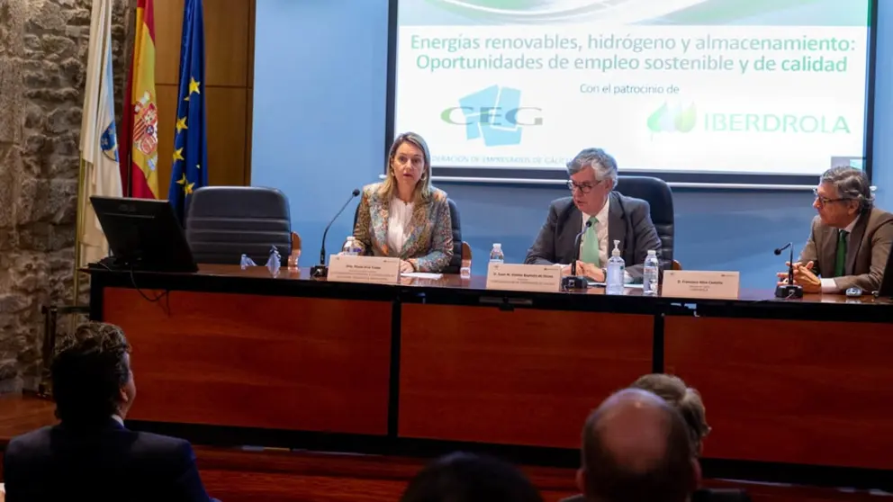 Paula Ur&iacute;a, secretaria xeral de Industria, Juan Vieites, presidente de la CEG, y Francisco Silva, delegado de Iberdrola en Galicia.