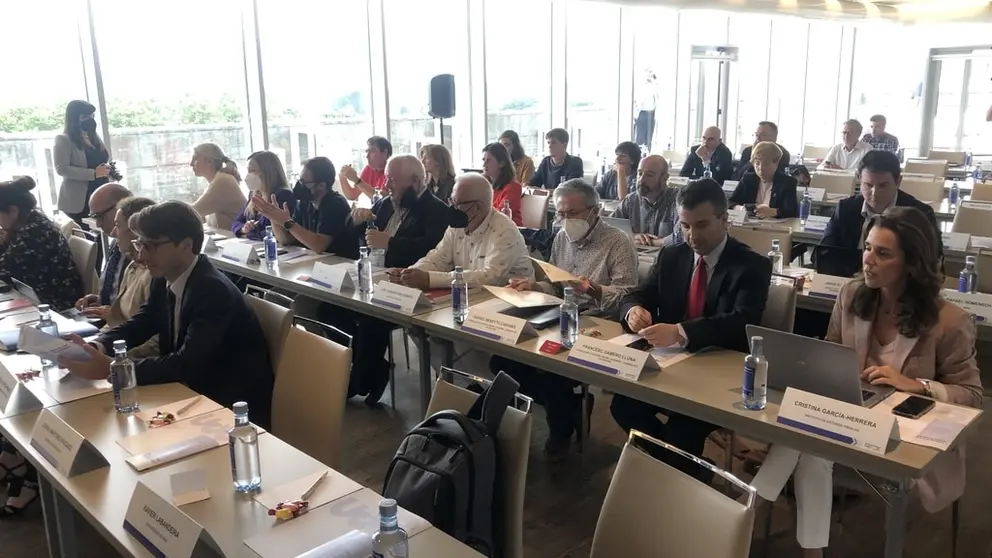 Asistentes en la primera sesi&oacute;n de las X Jornadas de Finanzas Auton&oacute;micas, organizadas por la RIFDE en Santiago.