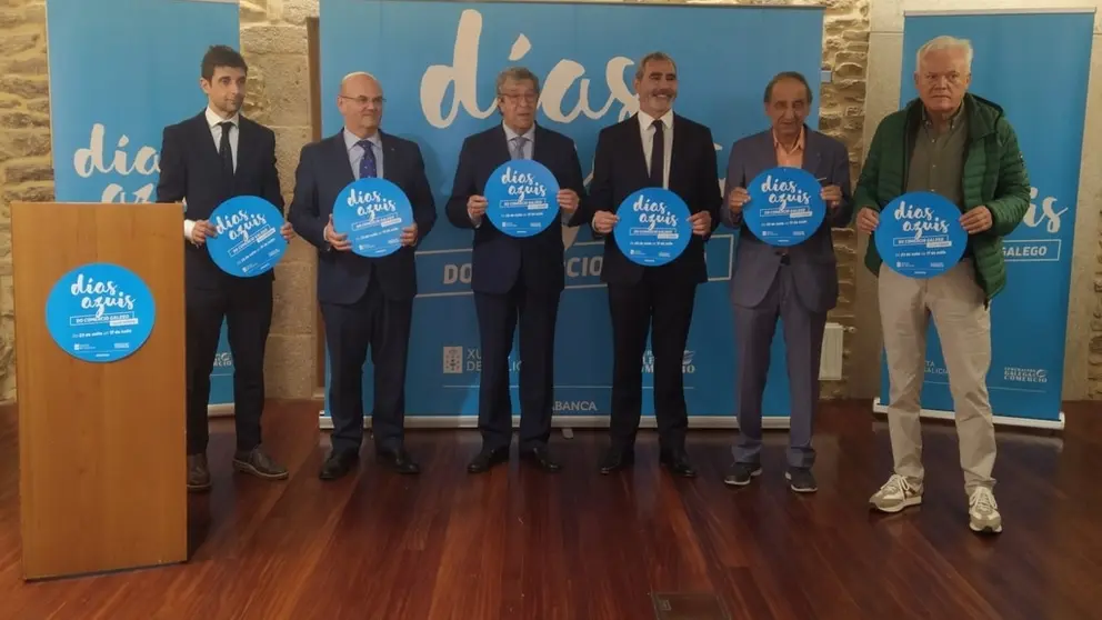 Asistentes &aacute; presentaci&oacute;n da campa&ntilde;a "D&iacute;as azuis do comercio galego", na sede da CEG en Santiago.