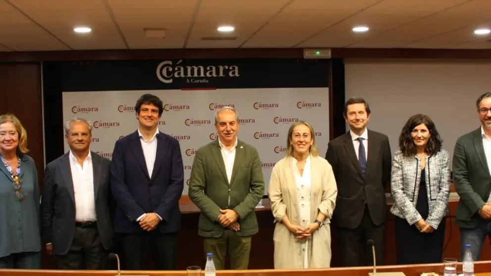La conselleira de Infraestructuras e Mobilidade de la Xunta de Galicia, Ethel V&aacute;zquez, se ha reunido esta ma&ntilde;ana con el presidente de la C&aacute;mara de A Coru&ntilde;a, Antonio Couceiro, y con los miembros de su comit&eacute; ejecutivo